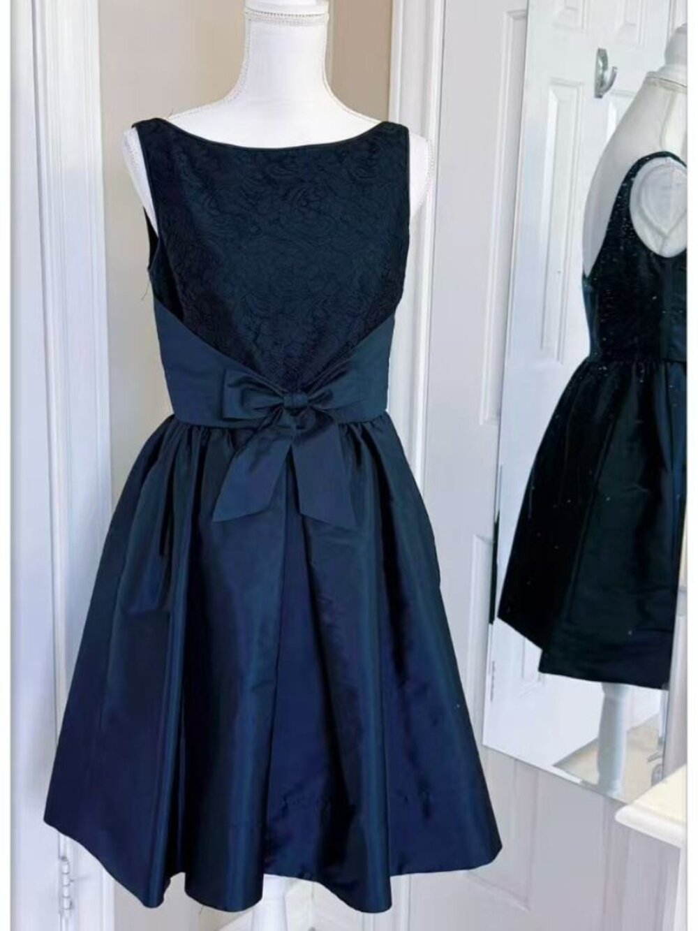 Niemen Marcus front bow Lace cocktail dress size 6